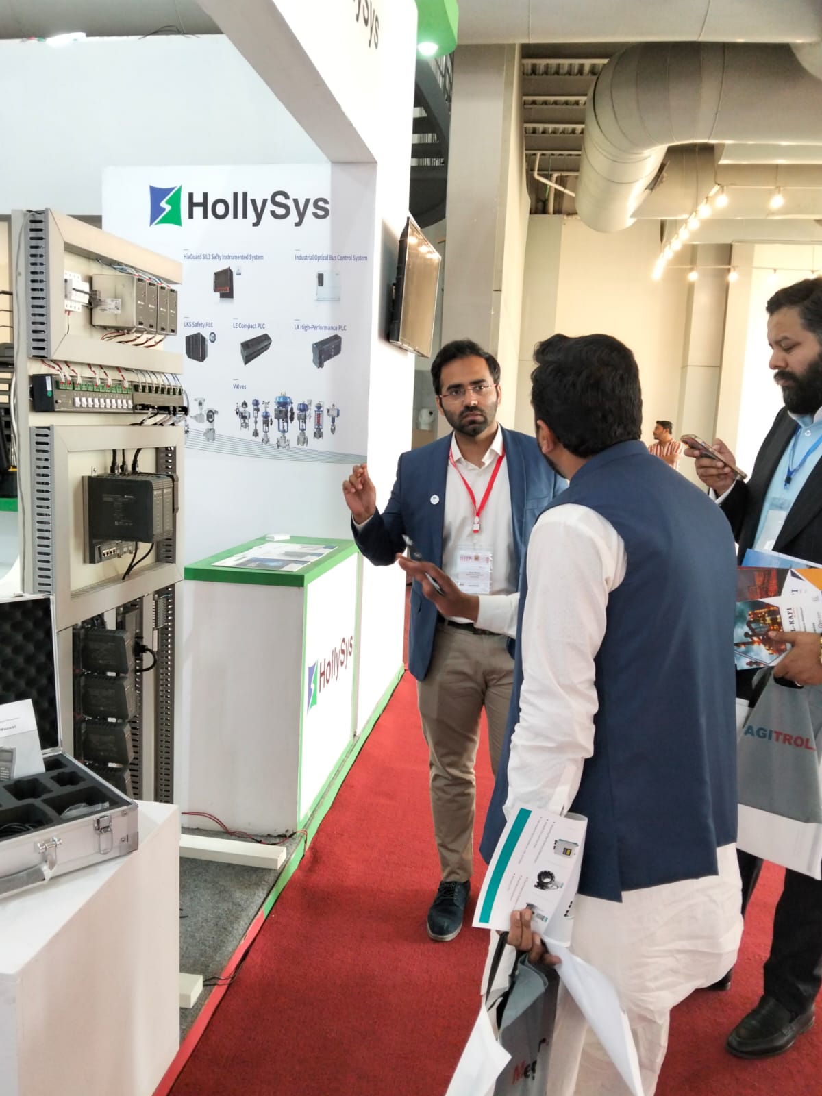 Technical discussion at exhibition